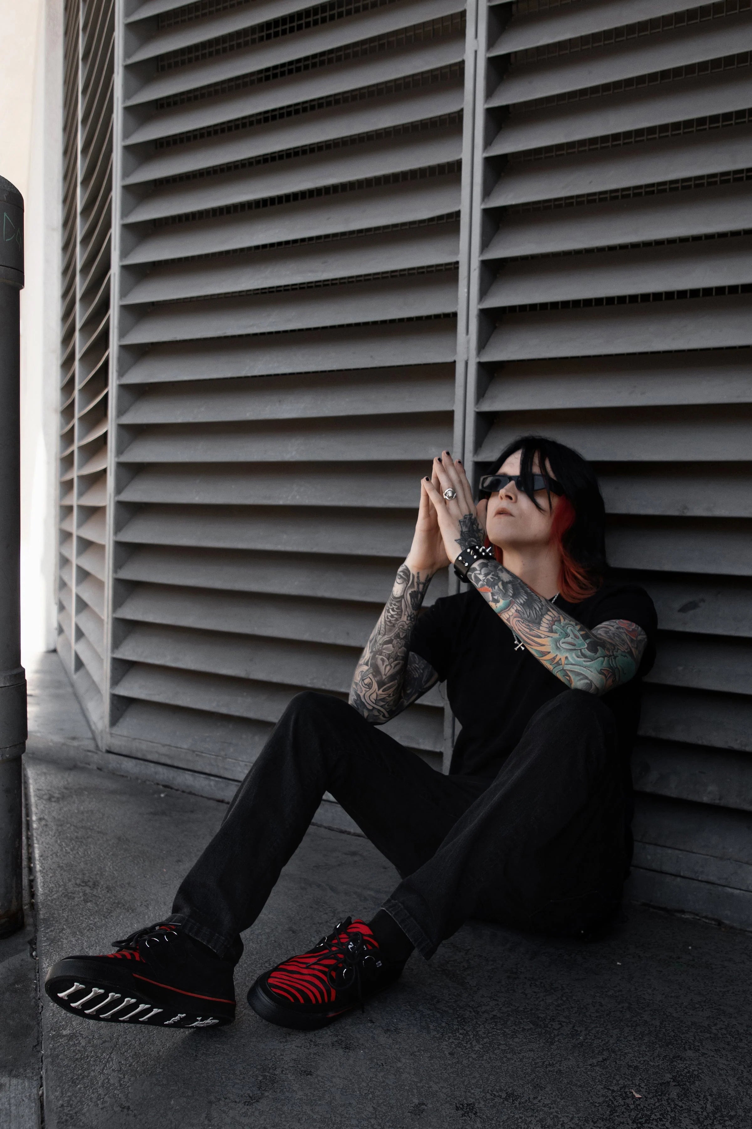 TUK-A3400 Sneaker Creeper en suède zébré noir et rouge