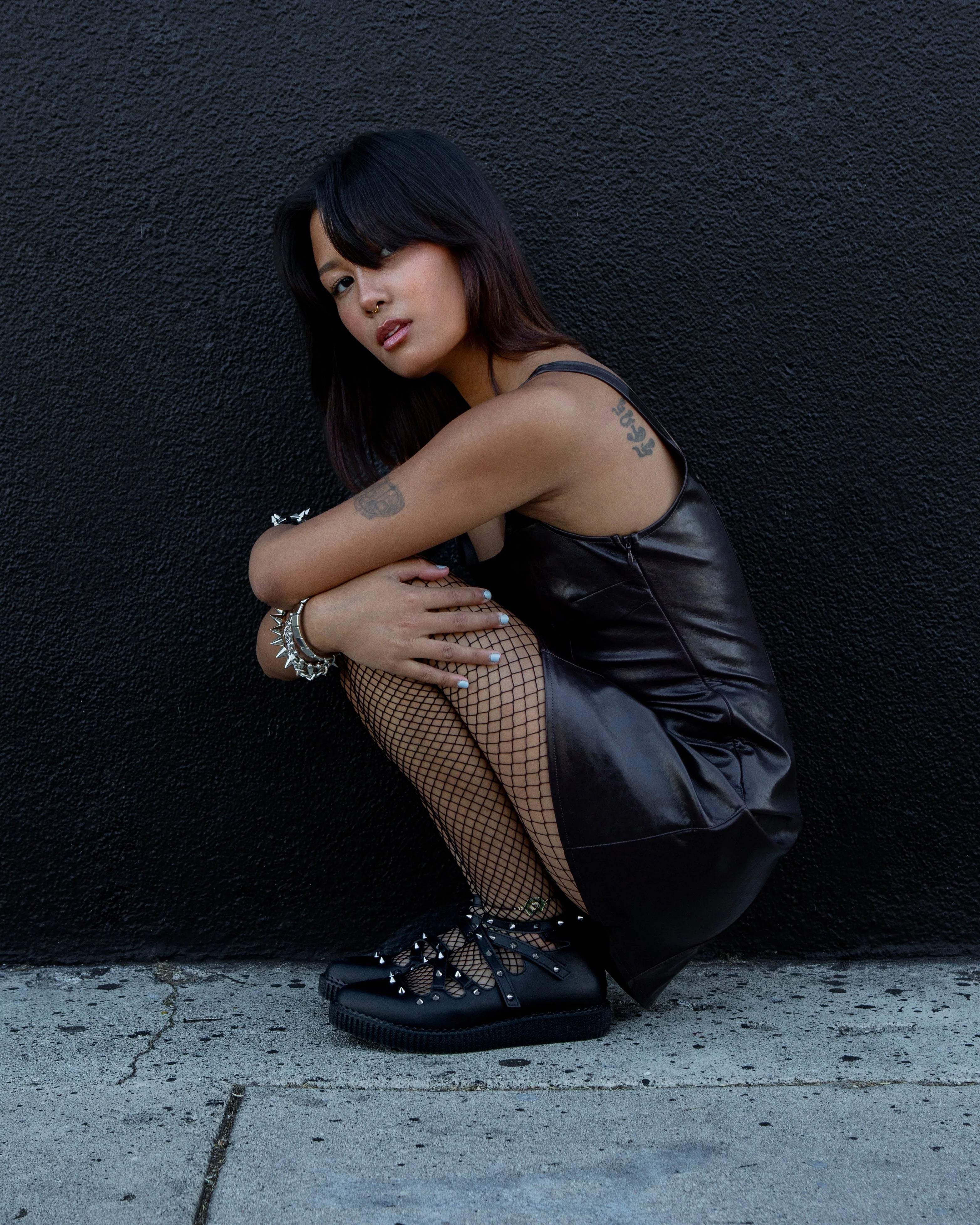 TUK-A3421L Mary Jane à sangle croisée noire cloutée