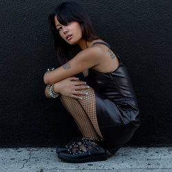 TUK-A3421L Mary Jane à sangle croisée noire cloutée