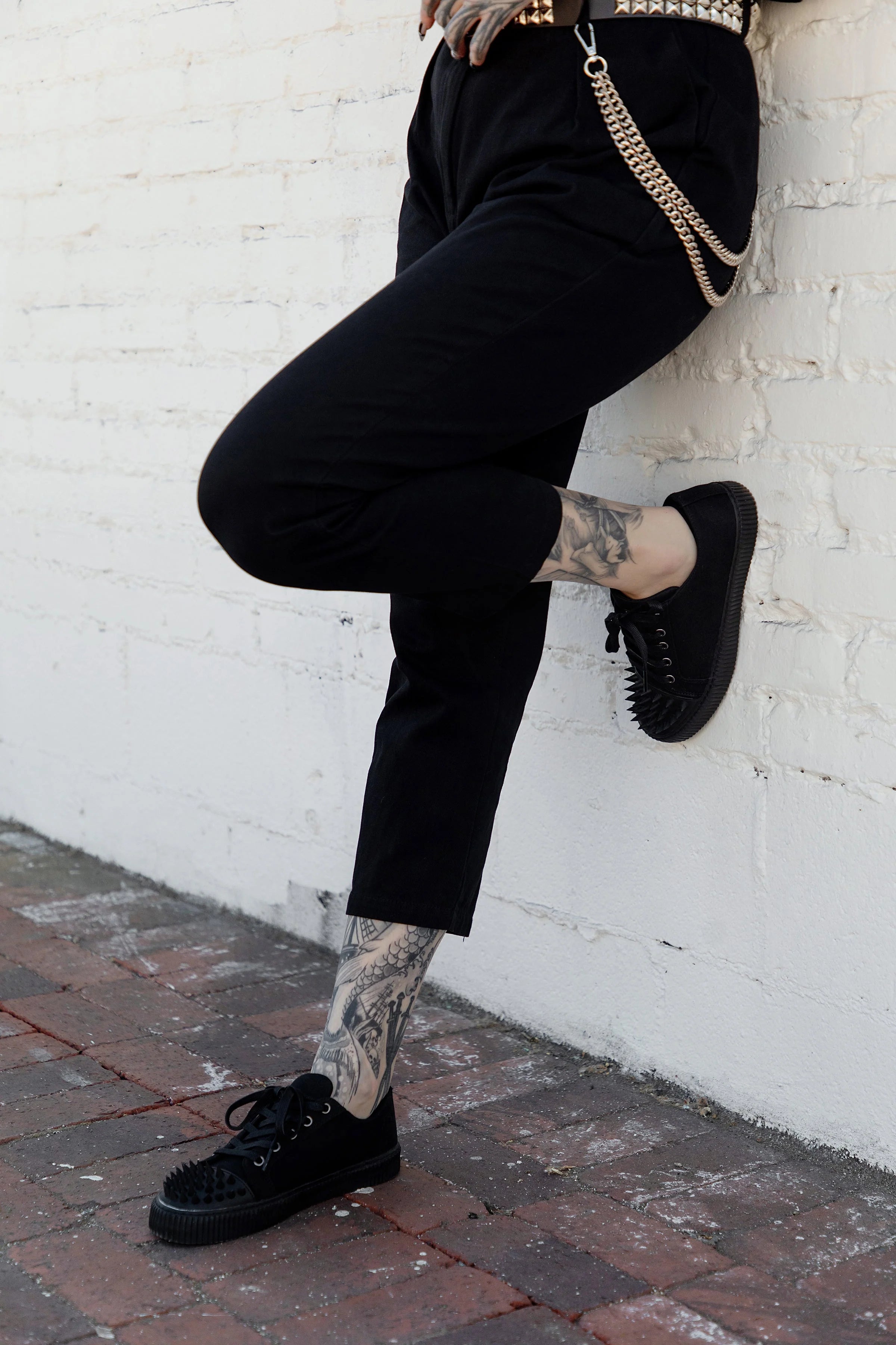 TUK-A3428 basket noire sergée à lacets à pointes