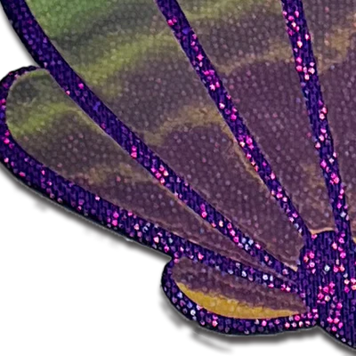 Pâtés de coquillages de sirène dans des coquilles opalescentes violettes et dorées pour les tétons de coquillage