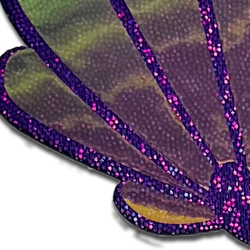 Pâtés de coquillages de sirène dans des coquilles opalescentes violettes et dorées pour les tétons de coquillage